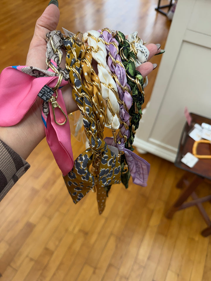Scarf Link Phone Charm